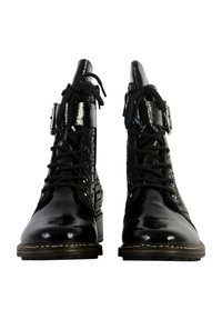 Botas de tobillo de charol negro con cordones en la parte delantera y detalle de hebilla. Lados texturizados y un tacón grueso. Suela de goma duradera con costuras en contraste.