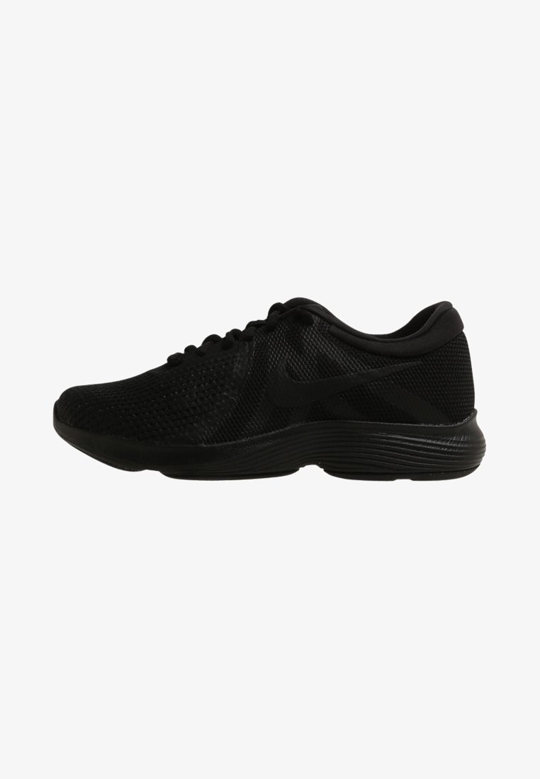 Deportivas negras con parte superior de malla, diseño texturizado, cordones planos y un logo sutil en el lateral. Suela ligera con bordes curvados.