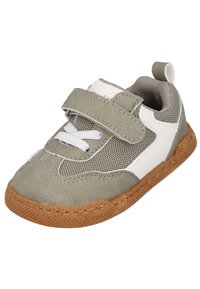 Zapatilla gris y blanca con una correa de velcro, paneles de malla, material similar al cuero y una suela de goma texturizada.