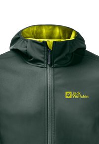 Veste zippée vert foncé avec une doublure intérieure jaune, dotée d'un col haut et d'un logo sur la poitrine gauche. Texture lisse et coupe ajustée.