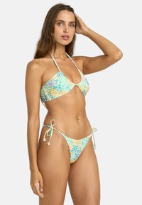 Bikini z kwiatowym wzorem w pastelowych kolorach, z wiązanymi bokami i trójkątnym stanikiem. Wykonany z lekkiej, teksturowanej tkaniny.