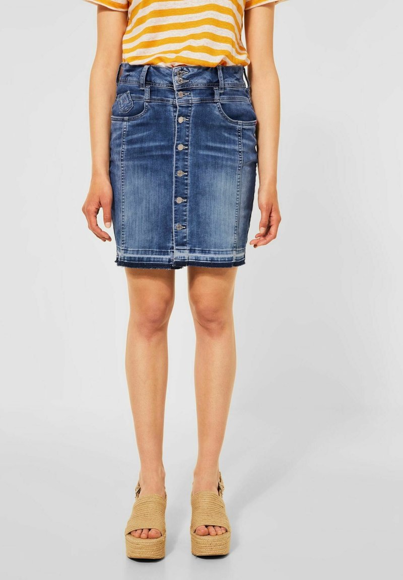 Jeanskjol, figursydd design, blå färg med blekta områden, knappfront, fem fickor, och en fåll som är något fransig i botten.