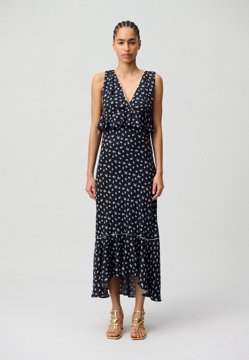 Vestido azul marino con estampado floral, escote en V, cuerpo con volantes y dobladillo asimétrico. Tejido suave, caída elegante y acentos blancos en contraste.