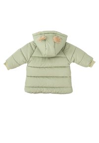 Abrigo acolchado para niños en suave tela verde, con capucha que tiene orejas de piel sintética en color marrón, puños elásticos y un patrón de acolchado horizontal.