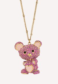 Złoty naszyjnik z zawieszką w kształcie różowego misia, ozdobioną różowymi i czarnymi cyrkoniami oraz sercowymi akcentami na ciele.