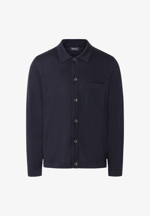 Cardigan boutonné à manches longues de couleur bleu marine, avec un col et une seule poche poitrine, fabriqué en maille fine.