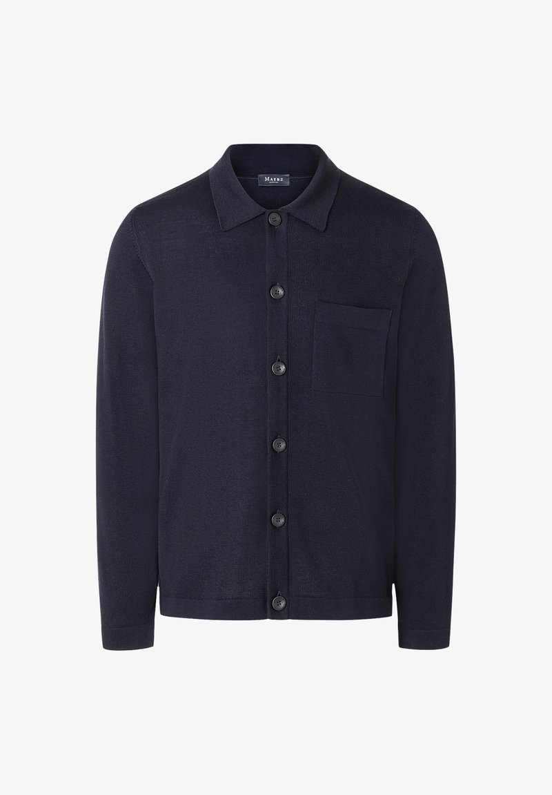 Navy modrý kardigán s dlouhým rukávem, knoflíkový, s límcem a jednou náprsní kapsou, vyrobený z jemného pleteného materiálu.