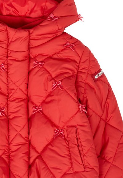 Giacca imbottita trapuntata rossa con cappuccio, caratterizzata da un motivo a diamante e dettagli in nastro rosa. Include una tasca laterale e una toppa con logo.