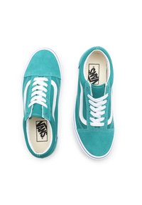 Turkooizen suède sneakers met witte veters, een witte zijstreep en een rubberen zool. Logo zichtbaar aan de binnenkant van de schoen. Laag model.