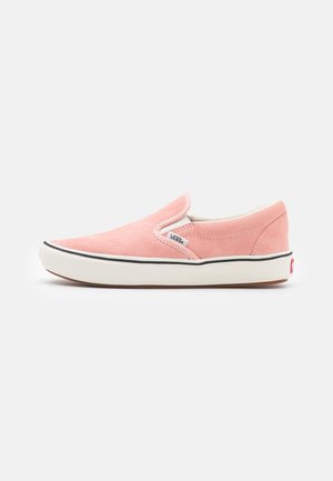 Lave slip-on sneaker i pink ruskind med hvid gummisål og sort kant, med et lille Vans logo mærkat på siden.