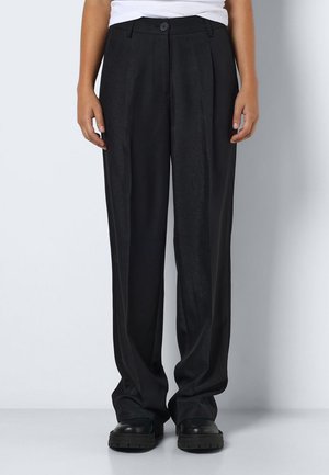 Pantalons noirs sur mesure en tissu lisse, avec une coupe droit, des plis avant et une fermeture à un bouton.
