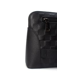 Borsa nera in pelle con una finitura testurizzata e un motivo intrecciato. Presenta una cerniera argentata e accessori neri, che mettono in risalto un design elegante e compatto.