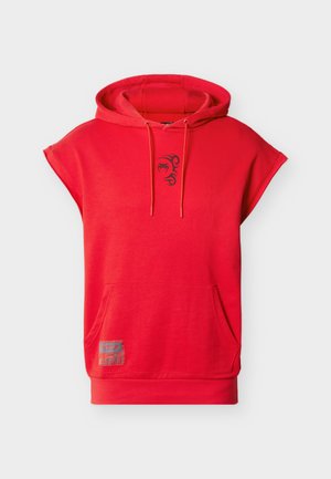 Felpa rossa con cappuccio e maniche corte, con una tasca frontale e un disegno tribale nero sul petto. Tessuto in morbido cotone con dettaglio a toppa.