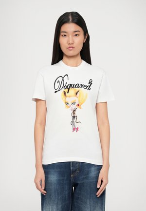Bela bombažna majica s kratkimi rokavi, ki vključuje grafični dizajn z likom, črnim logotipom "Dsquared²" in barvitimi akcenti. Majica ima krojen izrez.