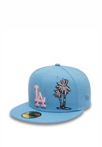 Cappellino da baseball azzurro chiaro con ricamo "LA" in rosa, design di palma in nero e rosa, e visiera piatta. Caratterizzato da una parte superiore rotonda e materiale di alta qualità.