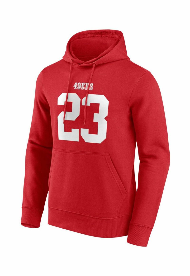 Roter Hoodie aus Baumwolle mit einer Vorderkängurutasche, Kapuze mit Kordelzug und weißem Druck mit "49ERS" und der Nummer "23" auf der Vorderseite.