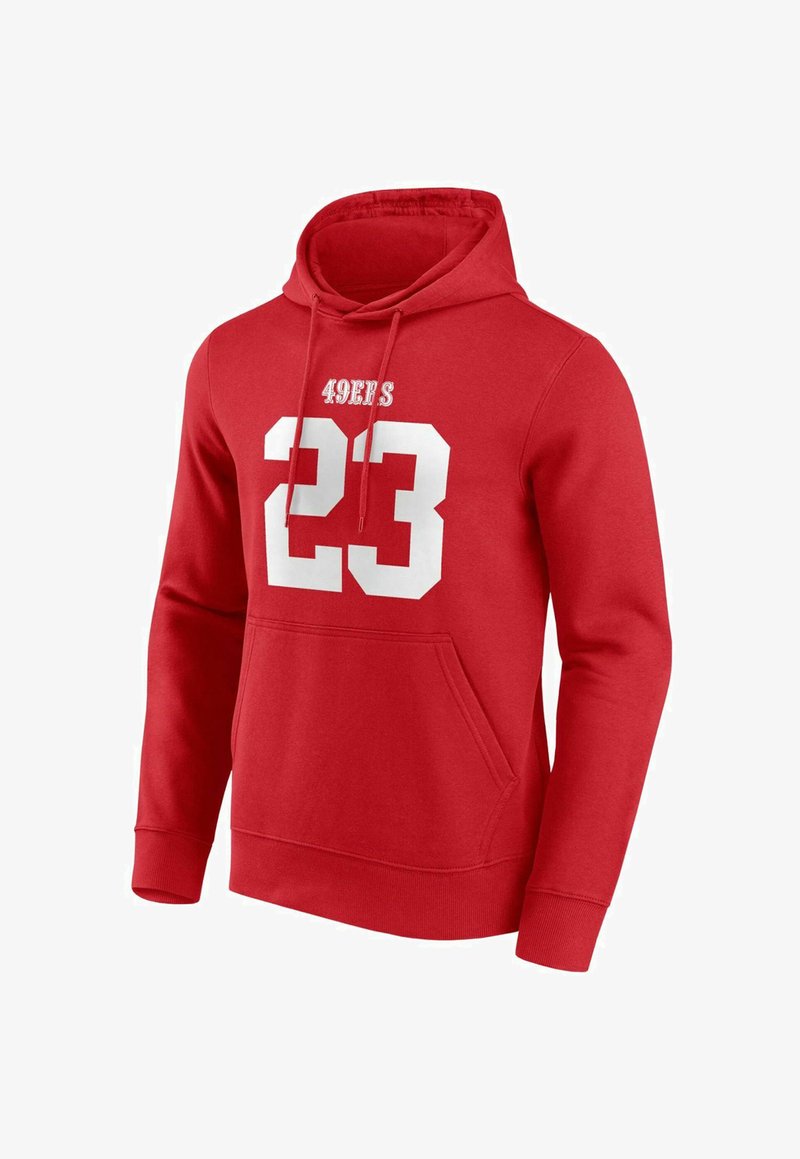 Roter Hoodie aus Baumwolle mit einer Vorderkängurutasche, Kapuze mit Kordelzug und weißem Druck mit "49ERS" und der Nummer "23" auf der Vorderseite.
