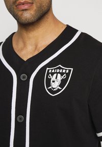 New Era NBA DISTRESSED LOGO BUTTON UP TEE LAS VEGAS RAIDERS - Roupa de discoteca - black