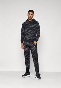 Venum UFC FIGHT WEEK JOGGERS - Dresside alumine osa - urban camo