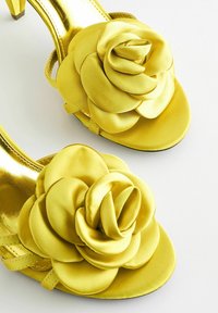 Next FOREVER COMFORT FLOWER - REGULAR FIT - Sandaalit nilkkaremmillä - lime green