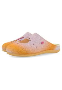 Zapatillas de fieltro con un degradado de naranja a rosa, con diseños de dibujos animados en la parte superior, puntera redonda y suela texturizada para mayor agarre.