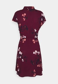 Kurzarmiges burgunderrotes Kleid mit floralem Muster in Pink und Schwarz. Verfügt über einen Kragen und einen elastischen Taillenbund, ausgestellter Rock.
