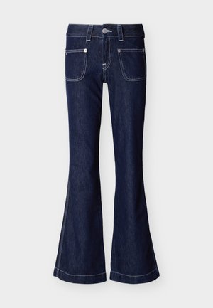 Σκούρο μπλε παντελόνι τζιν με φαρδιά πανσετάκια, μπροστινές τσέπες με μπαλώματα, αντίθετη λευκή ραφή, θηλιές για ζώνη και μεταλλικό κουμπί στη μέση.