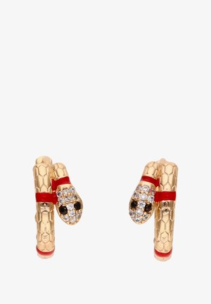 Orecchini a forma di serpente in tonalità oro, con squame testurizzate, accenti rossi e dettagli in cristallo nero e trasparente. Design unico del serpente avvolto.