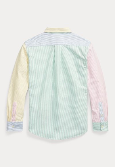 Πουκάμισο μακρυμάνικο με κουμπιά και κάθετες ρίγες, με αριστερό μανίκι σε παστέλ κίτρινο, δεξί μανίκι σε παστέλ ροζ, πίσω μέρος σε μέντα και λεπτομέρειες σε ανοιχτό μπλε.