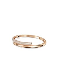 Bracciale rigido in oro rosa con un design curvo e una fila di pietre trasparenti e scintillanti su un lato. Finitura metallica liscia.