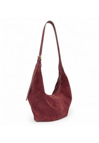 Sac à épaule en suede bourgogne avec un design incurvé, une bandoulière en cuir réglable et une fermeture éclair sur le dessus. Texture douce et style minimaliste.