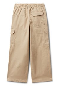 Béžové cargo kalhoty s elastickým páskem, širokými nohavicemi, mnoha kapsami a hladkým povrchem. Lze je doplnit o zadní kapsu se záplatou.