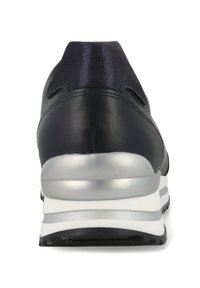 Zwarte lederen sneaker met een gevoerde kraag, zilverkleurige accenten op de middenzool en een gestructureerde zwarte rubberen buitenzool. De achteraanzicht benadrukt de vorm en het ontwerp.