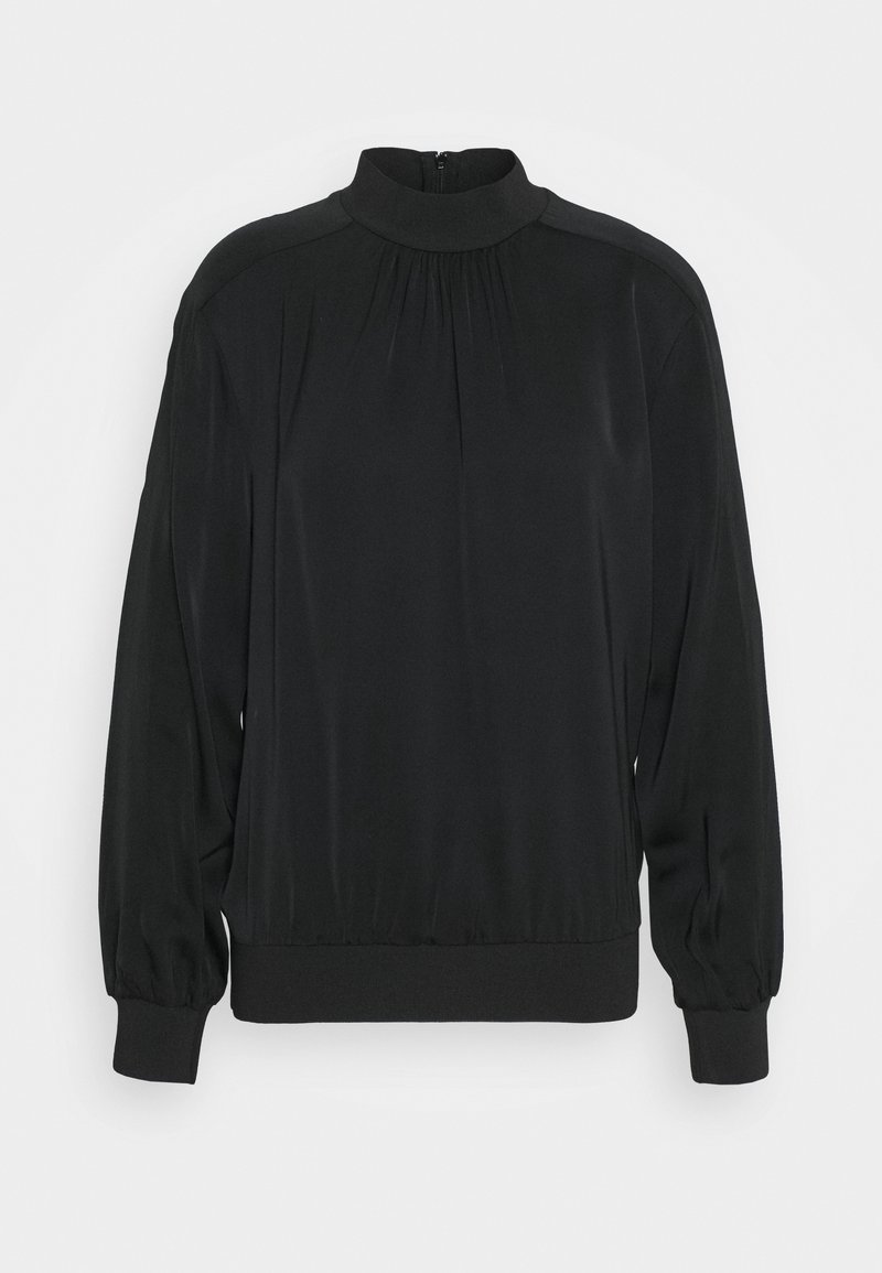 Černá halenka s dlouhým rukávem, shromážděným vysokým výstřihem, elastickými manžetami a pasem, s uzávěrem na zip na zadní straně.