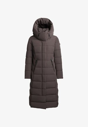 Lång mörkbrun vadderad vinterjacka med hög vadderad krage och dragkedjefickor på sidorna, utformad för kallt väder.