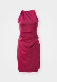 Robe en satin fuchsia avec un devant drapé, design sans manches et encolure froncée. Texture lisse, coupe au genou.