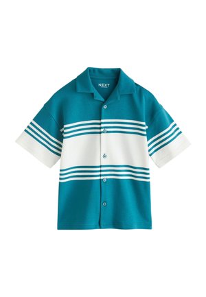 Kurzärmeliges Hemd in Türkis und Weiß mit breiten horizontalen Streifen über Brust und Ärmeln, weit ausgestelltem Kragen und Markenlabel im Krageninneren.