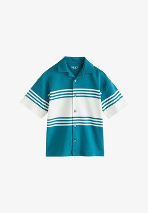 Kurzärmeliges Hemd in Türkis und Weiß mit breiten horizontalen Streifen über Brust und Ärmeln, weit ausgestelltem Kragen und Markenlabel im Krageninneren.