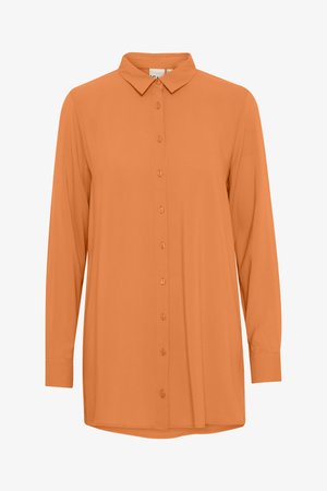 Oranžna srajca z dolgimi rokavi in gumbi, klasičnim ovratnikom in rahlo ukrivljenim robom.
