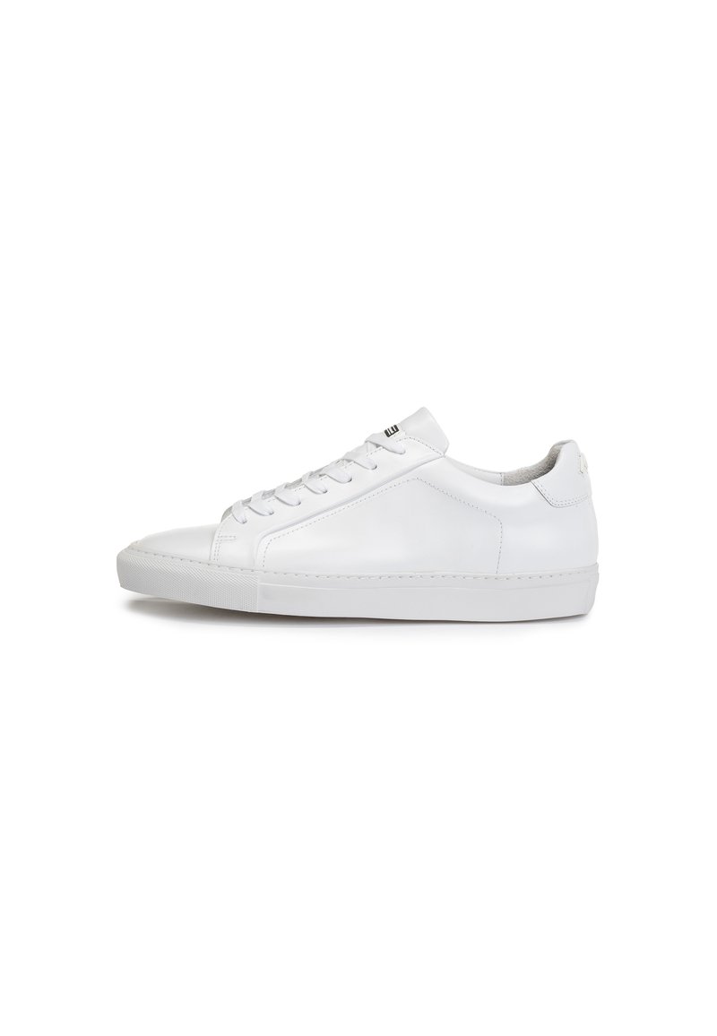 Baskets en cuir blanc avec un bout arrondi, semelle en caoutchouc plate et design à lacets. Présentent une finition de couture minimale et un petit logo.