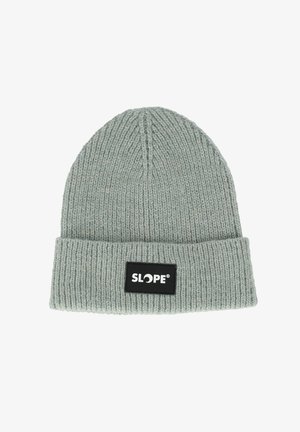 Grå strikket beanie med ribbet tekstur og foldet kant. Har et sort rektangulært logo-patch med hvid tekst.