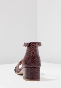 Tamaris Sandaalit nilkkaremmillä - bordeaux