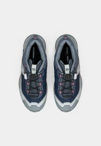 Αθλητικά παπούτσια σε ναυτικό μπλε και γκρι, με υφασμένο επάνω μέρος, ελαστικές κορδόνια και λαστιχένια σόλα. Διαθέτουν μούχρωτο τακούνι και ροζ διακοσμητικές λεπτομέρειες.