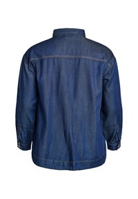 Tamno plava traper jakna s kragnom, dugim rukavima i dugmadima na manžetama. Ima ravni kroj i čistu stražnju stranu bez ukrasa.