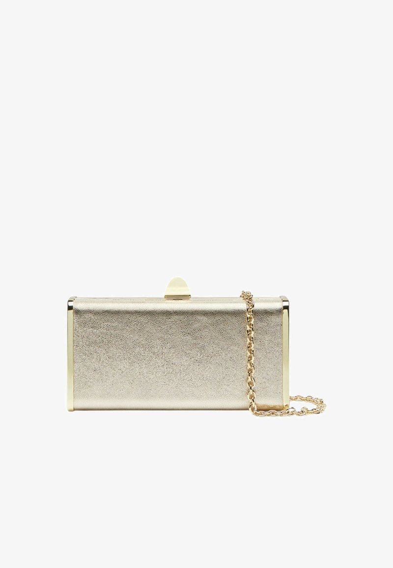 Clutch metálico dorado con forma rectangular, acabado texturizado, herrajes en tono dorado y correa de cadena desmontable. Cierre magnético en la parte superior.