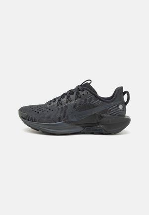Chaussure de course Nike noire avec dessus en mesh, fermeture à lacets, semelle rembourrée et languette à l'arrière, vue de profil sur fond blanc.