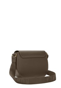 Borsa a tracolla in pelle marrone con chiusura a patta e tracolla regolabile in tessuto con marchio impresso Furla.