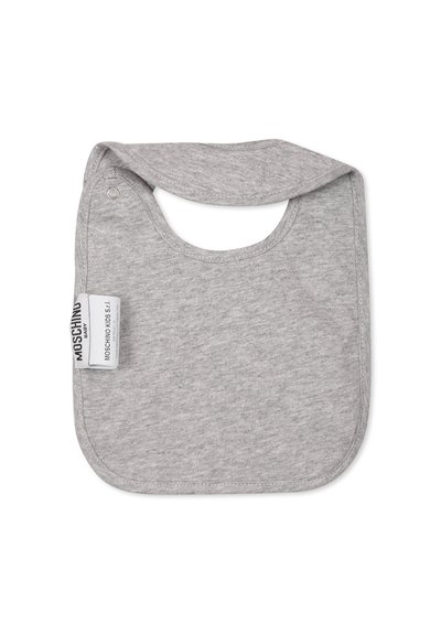 Bavaglino in cotone grigio dalla forma arrotondata, con chiusura a pressione e un'etichetta con il logo "Moschino Kids". Texture morbida e design semplice.