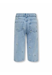 Gaiši zilie džinsa šorti ar ziedu izšuvumiem. Dizainā ir augsta jostība, divas aizmugurējās kabatas un taisna kāju griezuma forma.