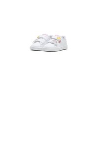 Vita sneakers med två kardborreband, prydda med färgglada lappar av en regnbåge och stjärnor, en slät yta och en rund tådesign.